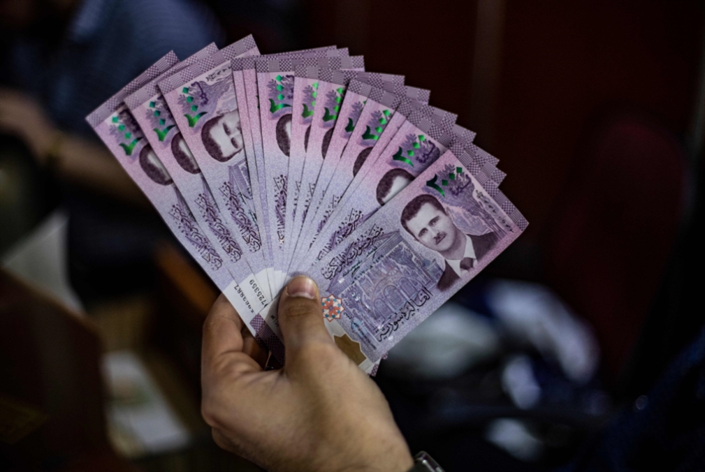الدولار يلامس حدود 700 ليرة سورية