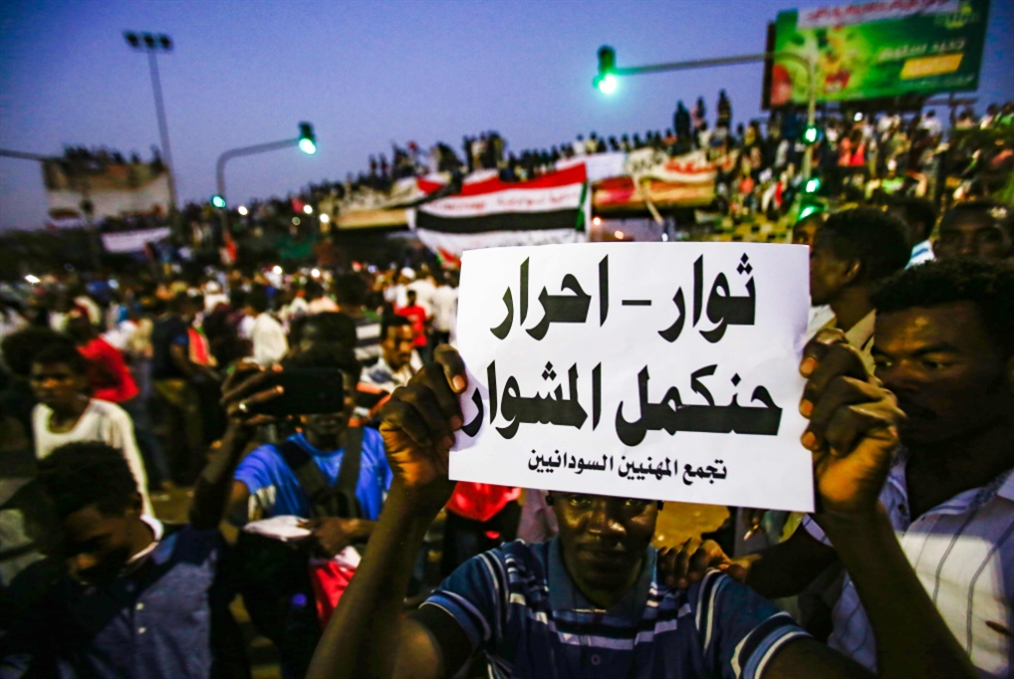 مساعي الرياض وأبو ظبي تصطدم بالشارع: مطالبات بحلّ المجلس العسكري