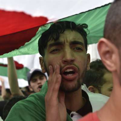 الجزائر في الدفاع عن الجمهورية القومية الشعبية