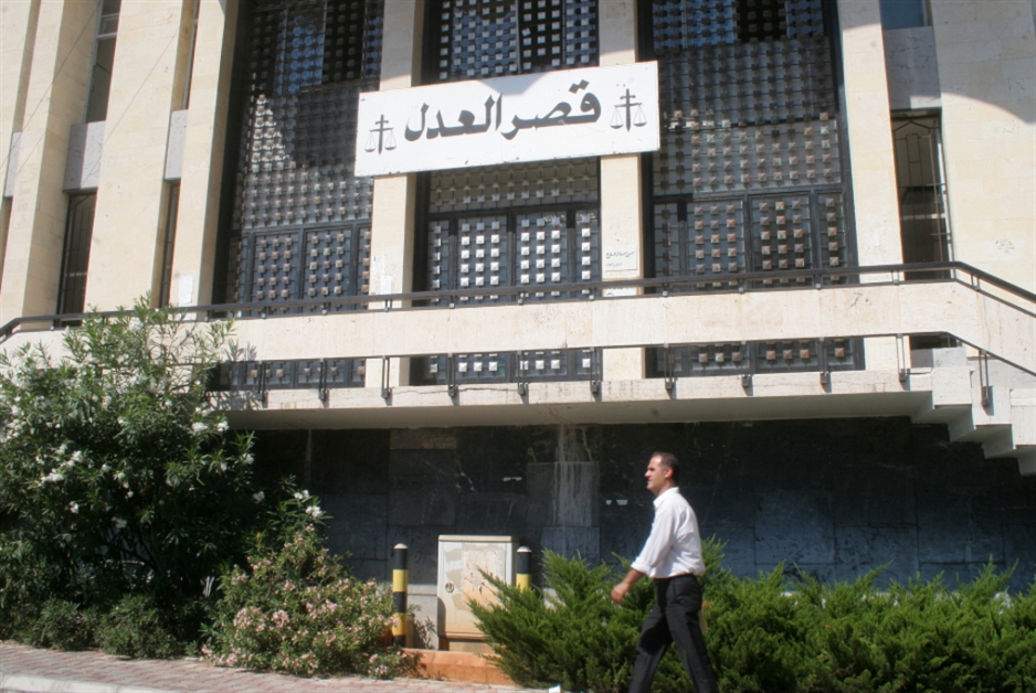 محامون «يحاصرون» مكتب القاضية  عون بعد توقيف زميليهم: روايتان متضاربتان