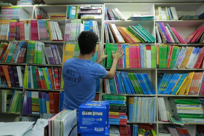 القانون يحظر إلزام التلميذ بشراء الكتب من المدرسة ومنعه من استخدام كتب مستعملة