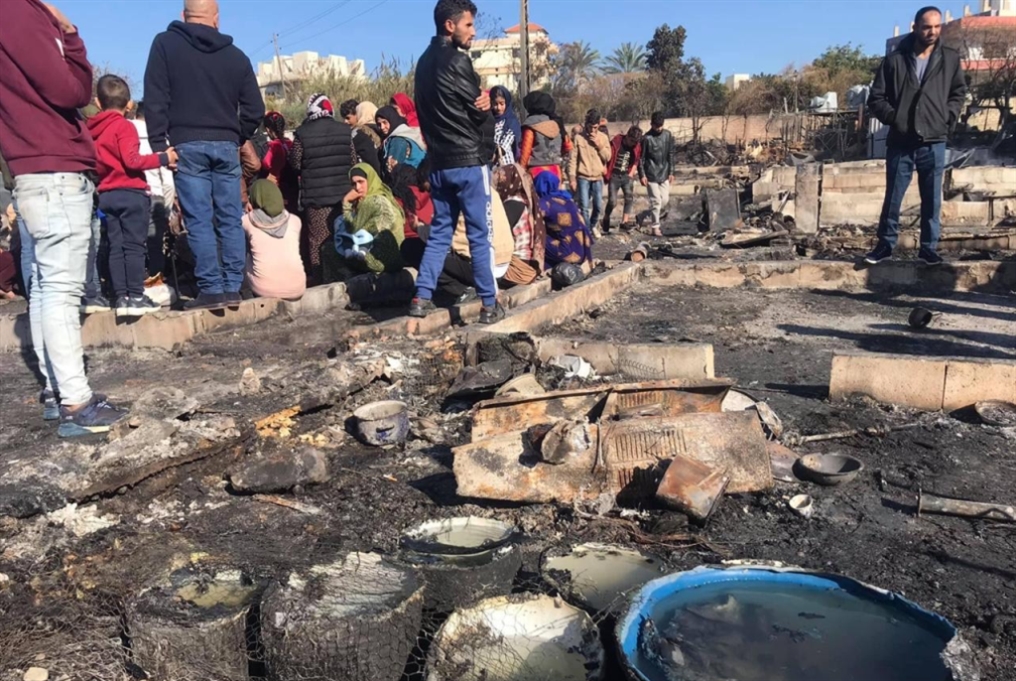 إحراق مخيّم المنية: المهاجمون يشرّدون مئات النازحين