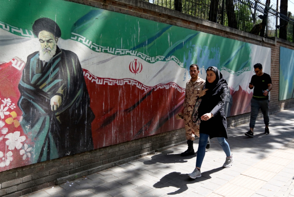 «الاقتصاد المقاوم»: إيران من صناعة «الأباريق» إلى تقنية «النانو»!