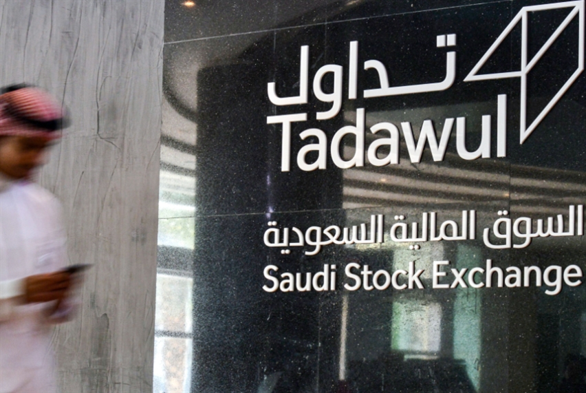 السعوديّة تُغرِق العالم بالنفط: تراجع تاريخي للأسعار