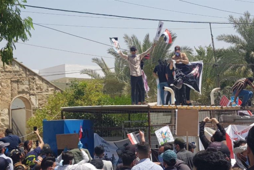 محتجون يقتحمون مكاتب mbc في بغداد