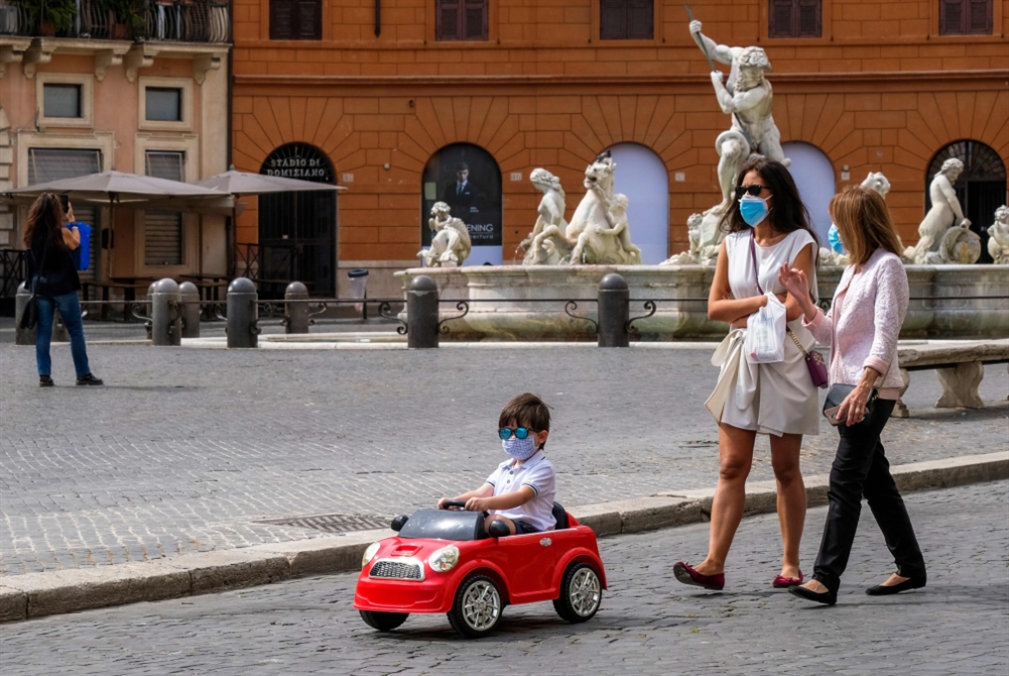 إيطاليا تحذّر من «حظر تدفّق السياح» إليها