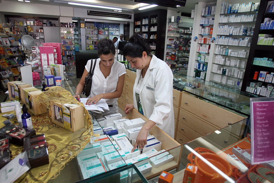 اللبنانيّون تحت رحمة المصرف والكارتيل: مسلسل انقطاع الأدوية مستمرّ