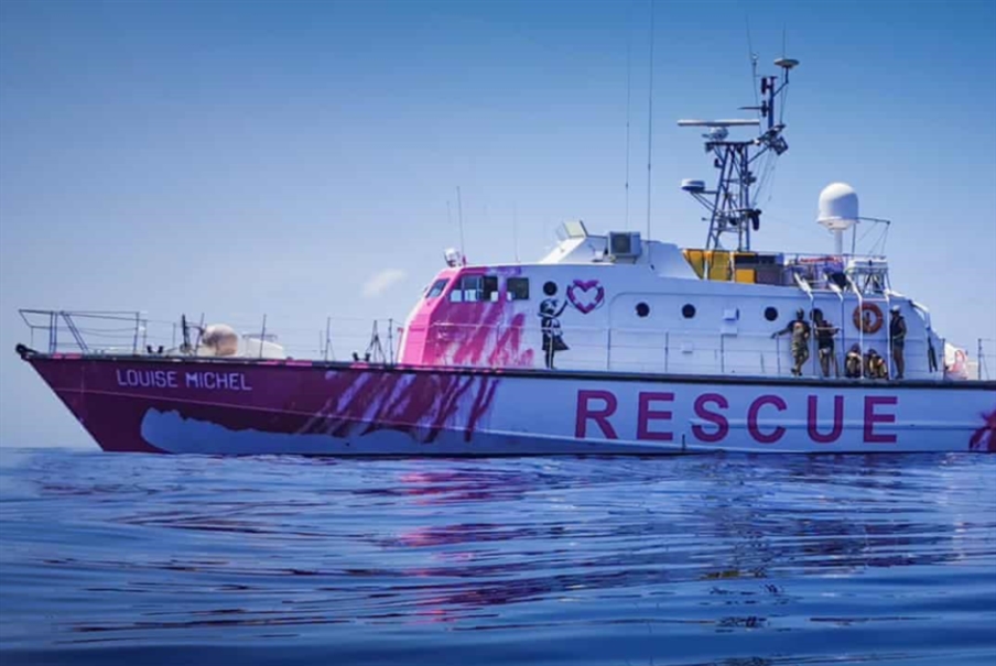 بانكسي يموّل قارباً... لإنقاذ اللاجئين