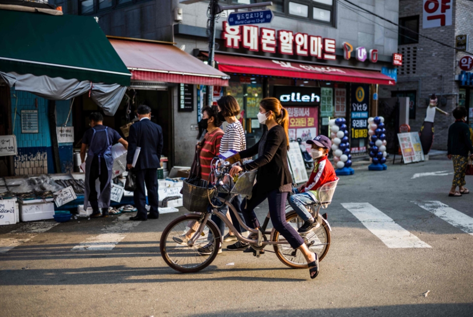 كوريا الجنوبية تشكّل لجنة لبحث كيفية «التعايش مع كوفيد-19»