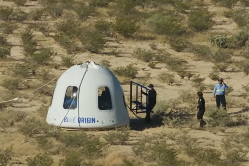 مركبة «بلو أوريجن» تعود إلى الأرض بعد دقائق في الفضاء
