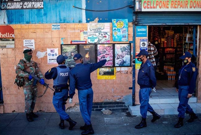 جنوب أفريقيا: محاربون قدامى يحتجزون وزراء «رهائن»