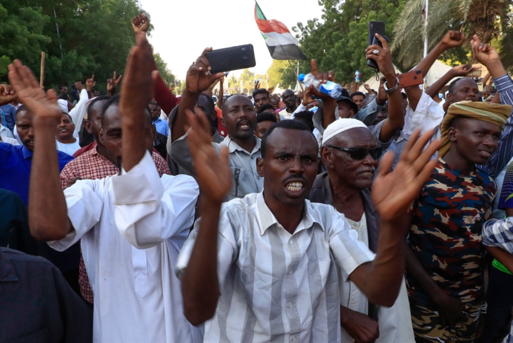 لليوم الثاني... مئات السودانيين يعتصمون للمطالبة بحكومة عسكرية