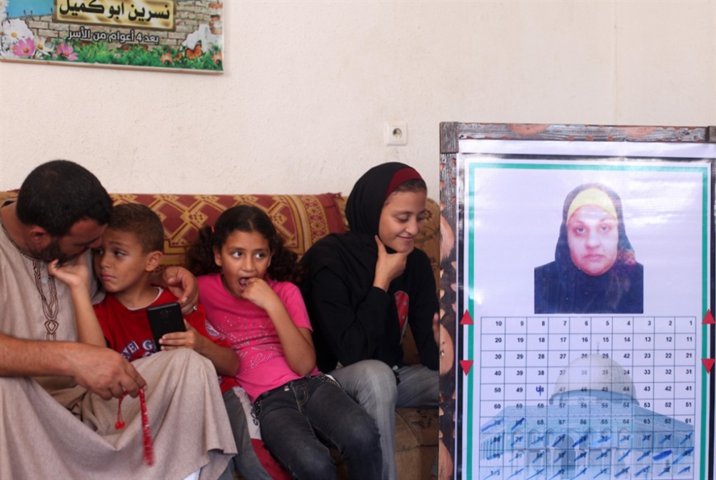 العدو يمنع الأسيرة المحررة نسرين أبو كميل من لقاء عائلتها في غزة