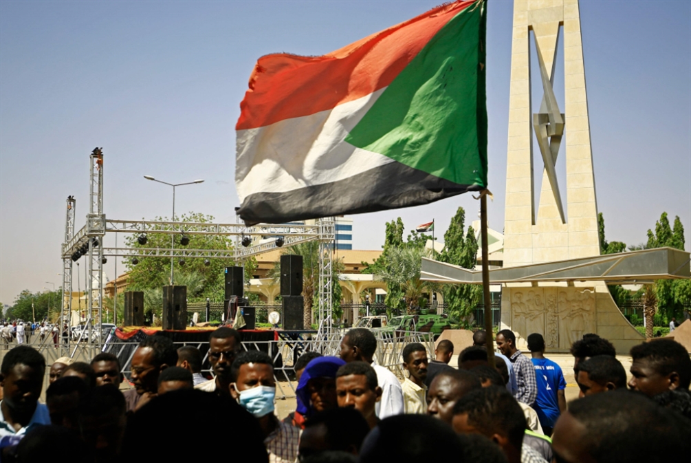 السودان: المطالبون بحكومة عسكرية يواصلون اعتصامهم لليوم الرابع