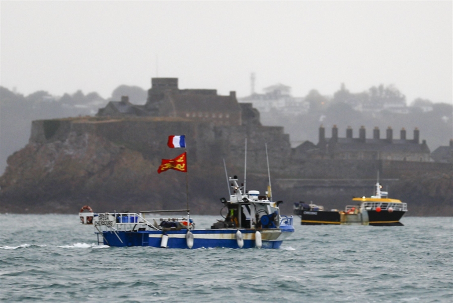 فرنسا تتوعّد بريطانيا بعقوبات بسبب الخلاف حول تراخيص الصيد