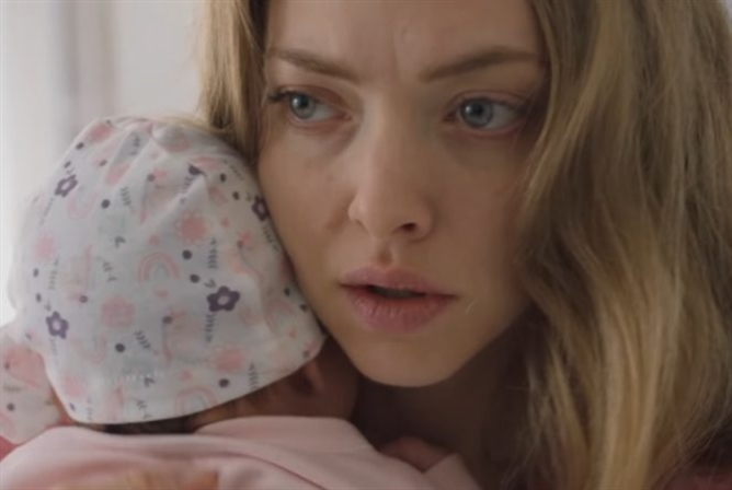 أماندا سيفريد... فيلم عن اكتئاب ما بعد الولادة