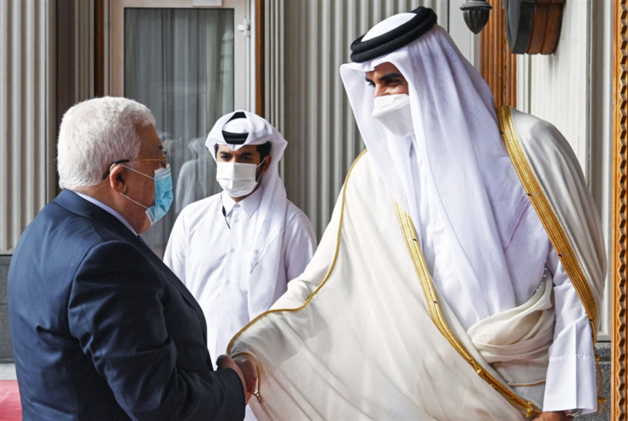 عباس يلتقي أمير قطر في الدوحة
