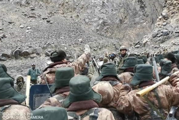 شاهد | صور لاشتباك بالسلاح الأبيض بين عسكريّي الهند والصين