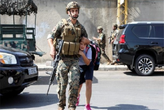 صورة عسكري ينقذ طفلاً «إحدى صور العام»