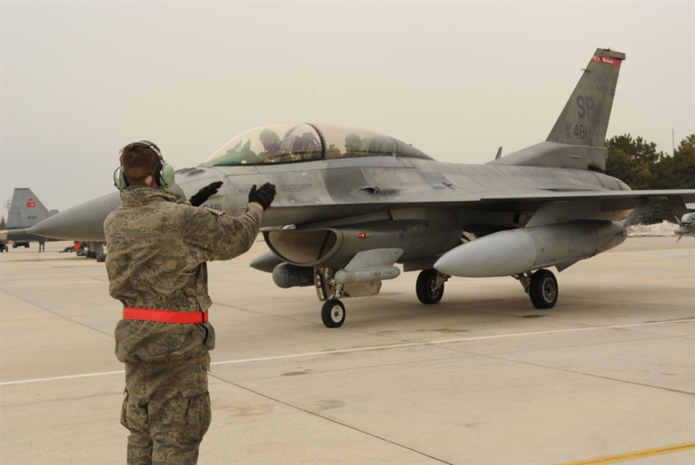 وزيرا الدفاع الأميركي والياباني يبحثان حادث «F-16» في اليابان