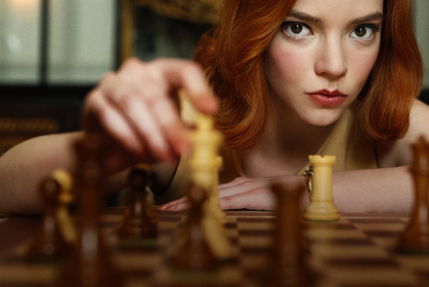 الفن تحت نير السياسة: أميركا تسطو على رقــعة الشطرنج!
