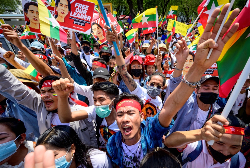 احتجاجات بورما: آلاف المتظاهرين في الشوارع وسقوط جرحى 