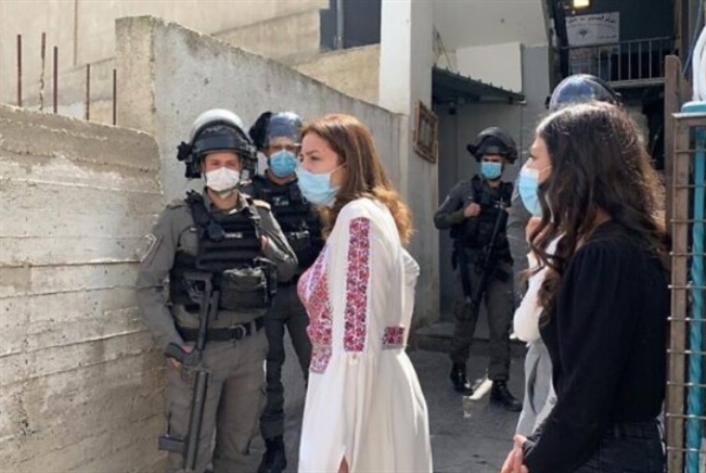 اسرائيل تحاصر (يوم) المرأة الفلسطينية