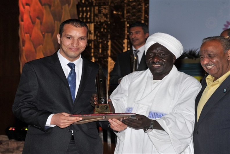أحمد طيباوي متوّجاً بجائزة نجيب محفوظ