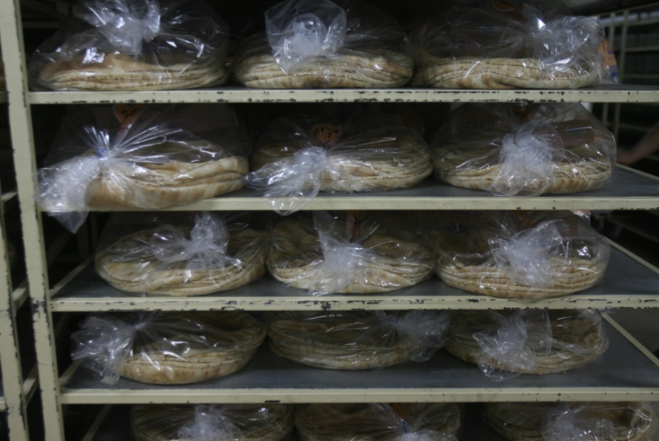 الأفران تعاود تسليم الخبز للموزعين: الربطة بـ2500