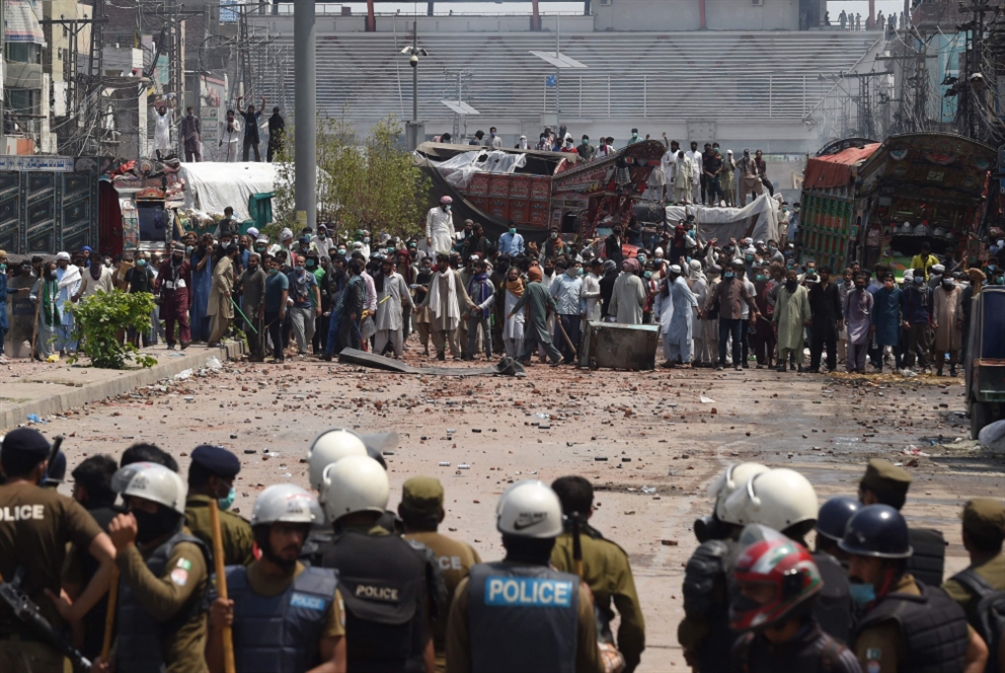 «لبيك باكستان» تَحتجز عناصر شرطة: لن ندفن قتلانا إلى...!