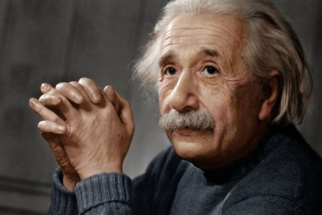 آينشتاين ينبعث في الفضاء الرقمي