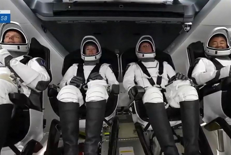 «سبايس إكس» في طريقها إلى محطة الفضاء... حاملة أربعة رواد