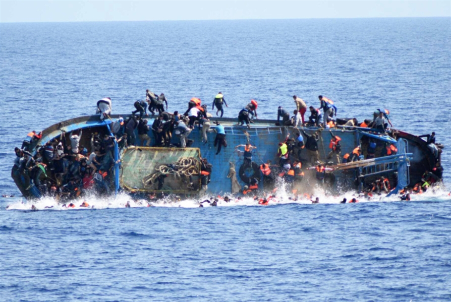 غرق زورق على متنه 130 مهاجر قبالة السواحل الليبية