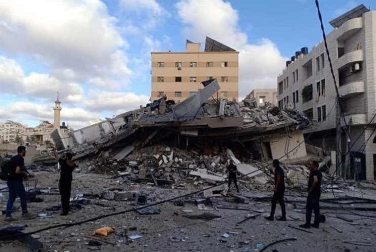 الاحتلال الغاشم يقصف مكاتب مجموعة طلال أبوغزاله العالمية وبدون انذار في غزة
