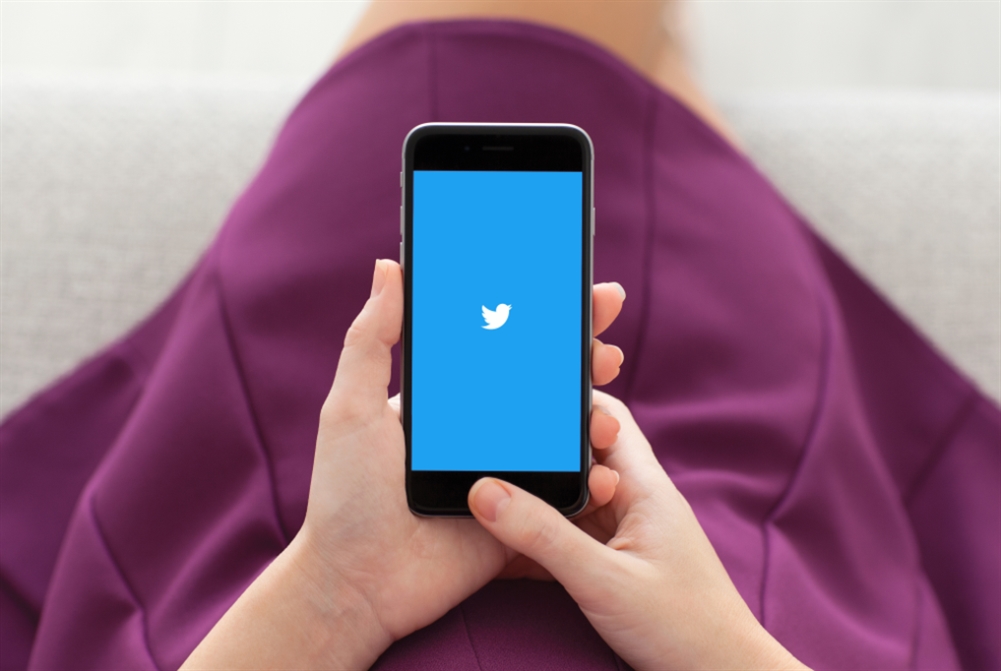 «تويتر» يضيف إعداداً «للغة العربية بالصيغة المؤنثة» للمغردات