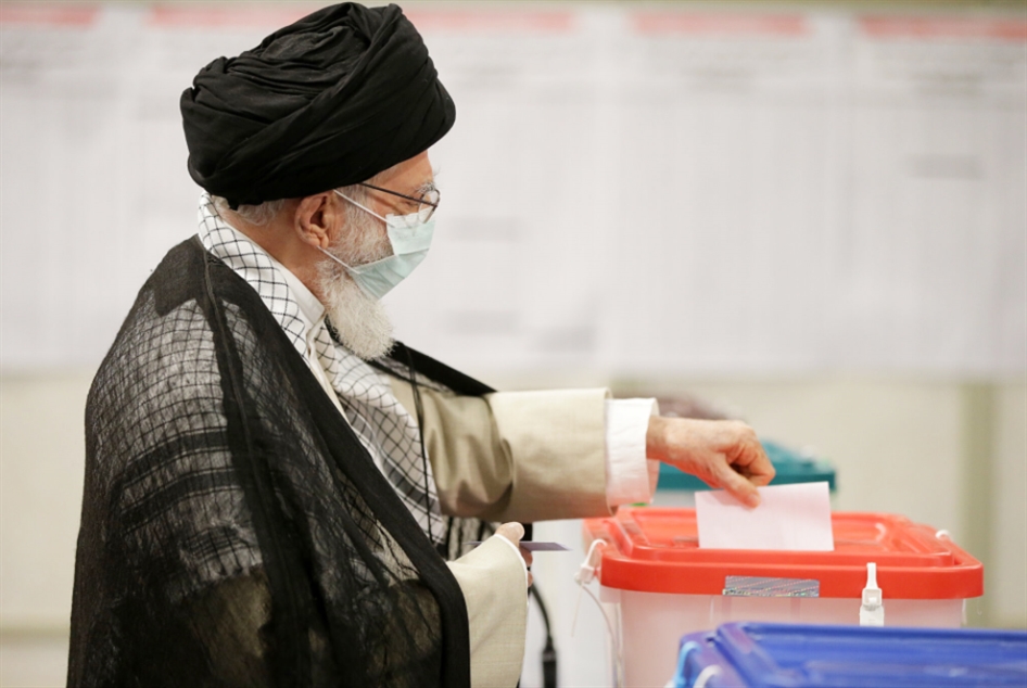 خامنئي يدلي بصوته مع فتح مراكز الاقتراع للانتخابات الرئاسية الإيرانية