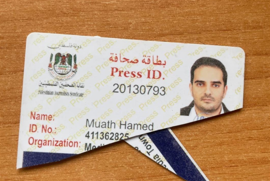 صحافيون فلسطينيون يمزّقون بطاقات النقابة!
