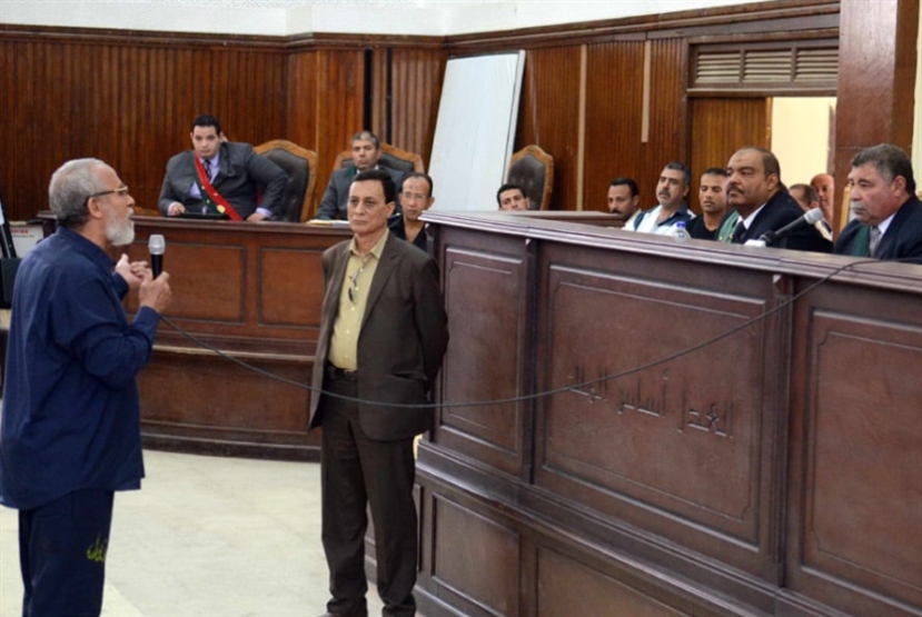 حكم نهائي بالمؤبّد على مرشد «الإخوان» و9 آخرين في مصر