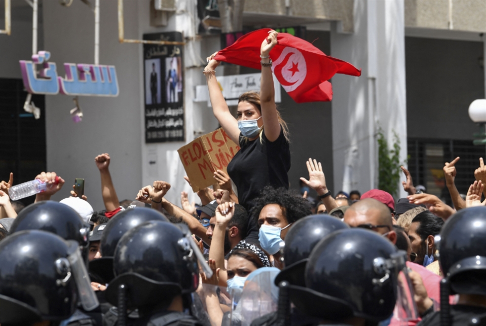 تظاهرات تونس تتحدى الحكومة والبرلمان وكورونا