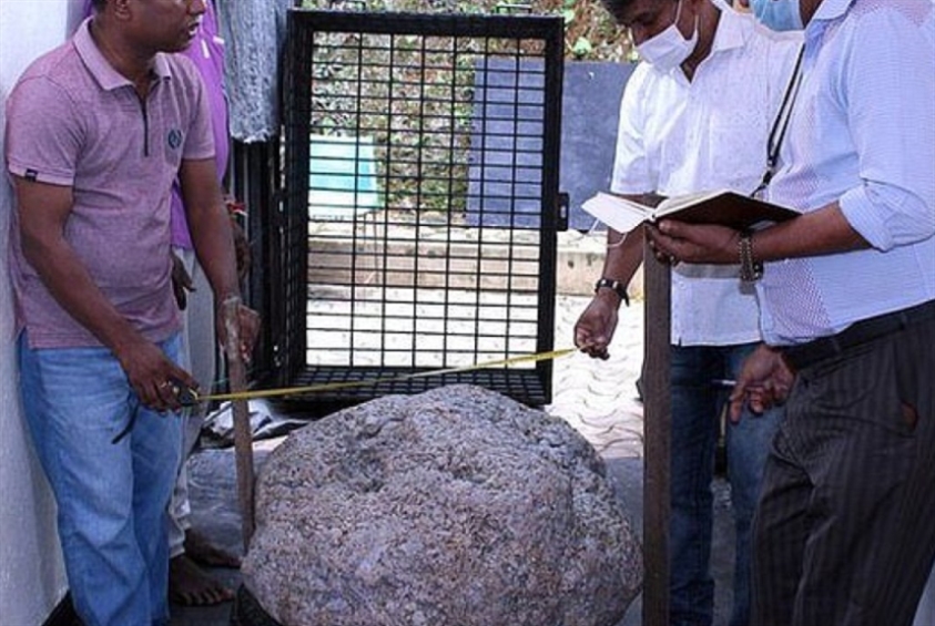 في حديقة منزله... سريلانكي يعثر على أكبر حجر ياقوت في العالم
