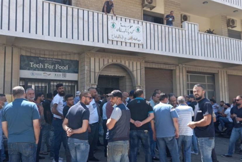 أهالي وبلدية قب الياس يعتصمون أمام «كهرباء لبنان»