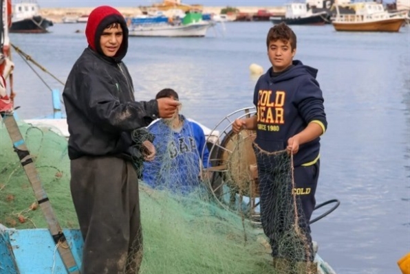 صيّادو الأسماك في طرابلس: شحّ المازوت سيوقفنا عن العمل