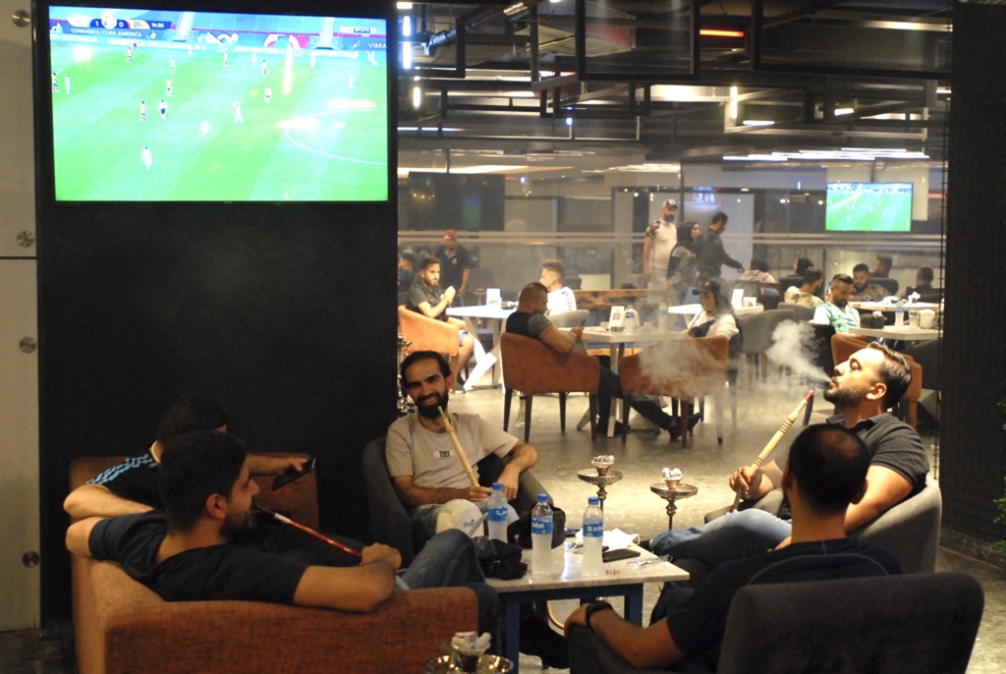«جنون» في بيروت: المقاهي «مفوّلة» والمباراة   بـ100 ألف ليرة