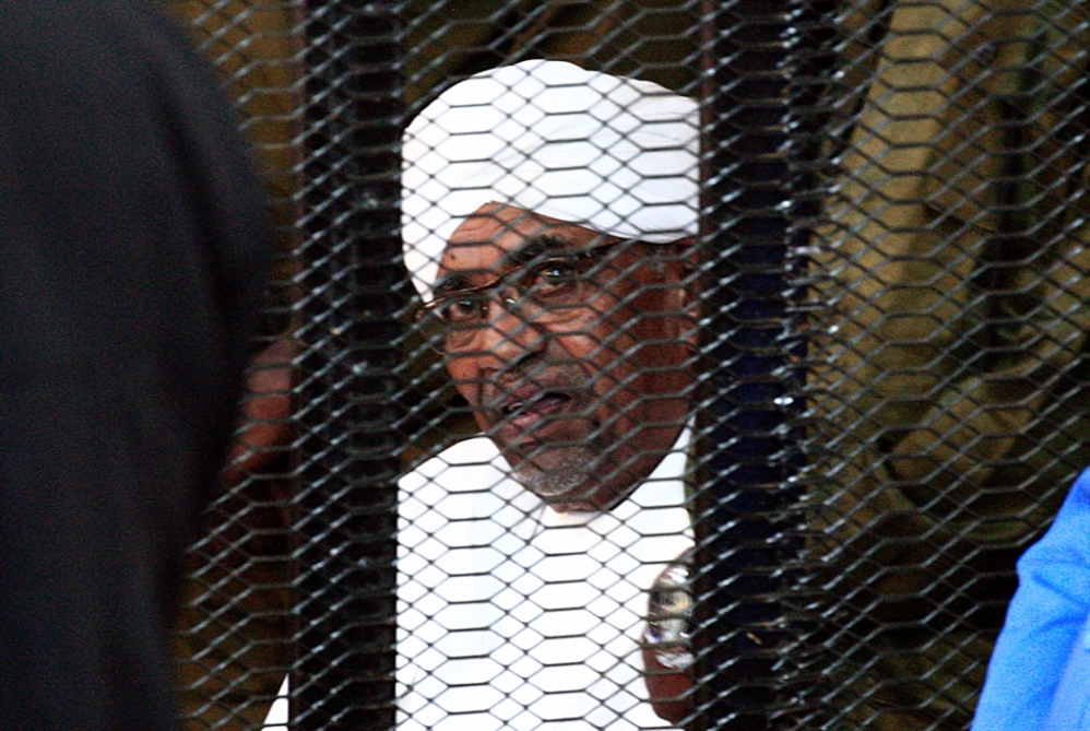السودان | تسليم البشير إلى «الجنائية الدولية»: العسكر يناور... ليقبض الثمن؟