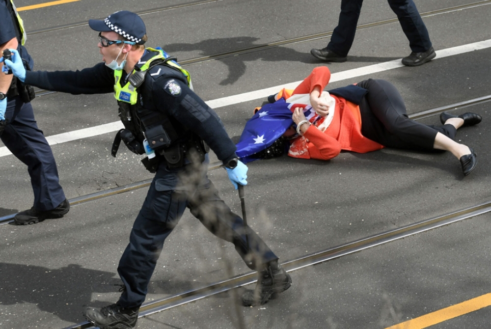 شاهد | الشرطة الأسترالية تقمع احتجاجات وسط تفشّي «دلتا»