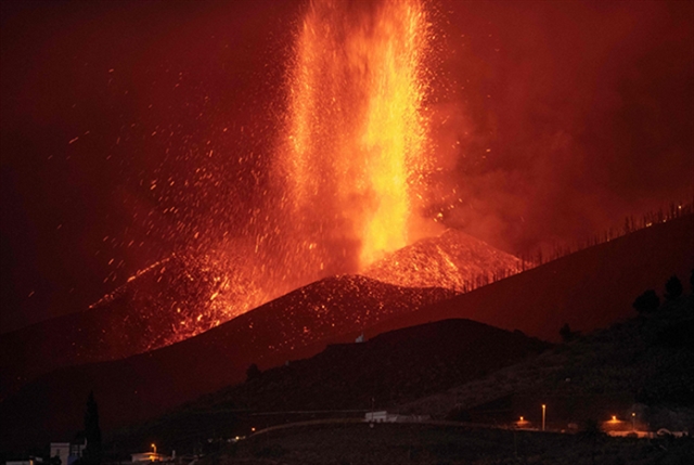 ثوران بركان جزر الكناري يشتدّ ويقذف الحِمم في الهواء