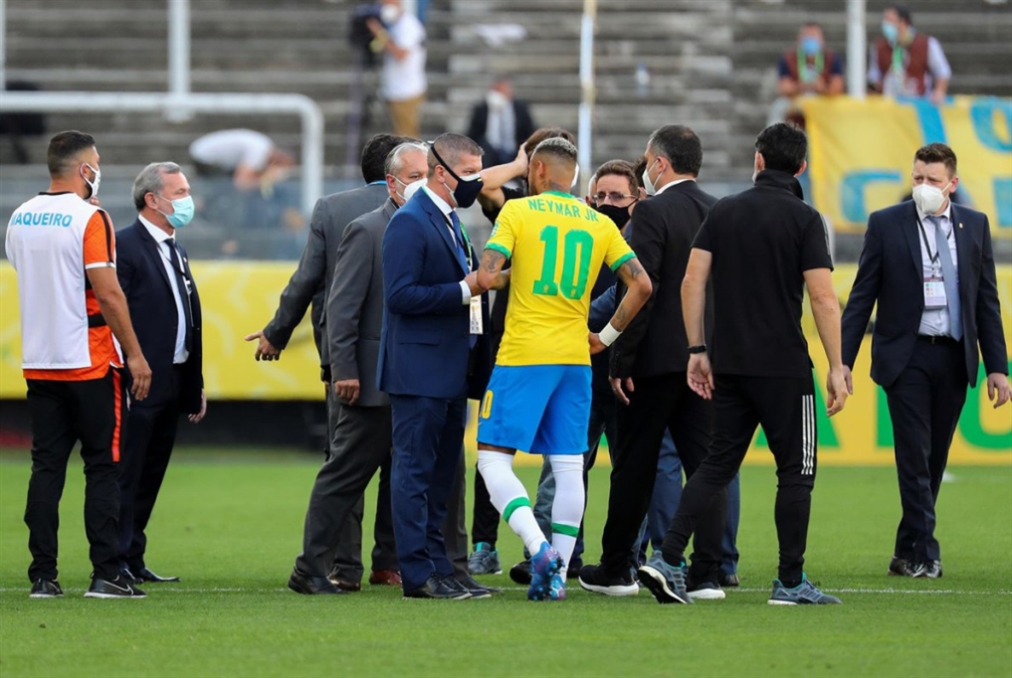 مخالفات صحية توقف مباراة البرازيل والارجنتين!