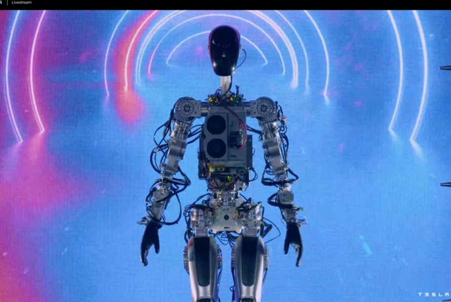 «سيغيّر الحضارة»... إيلون ماسك يقدّم روبوت «تيسلا» الجديد