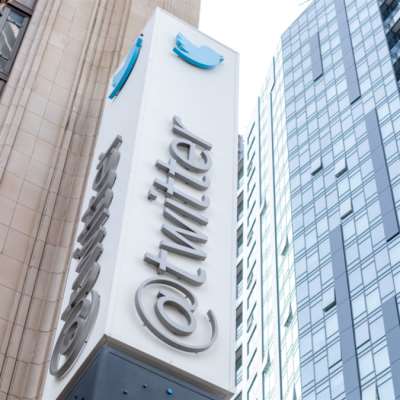 استقالة «مئات» من العاملين في «تويتر» بعد إنذار ماسك