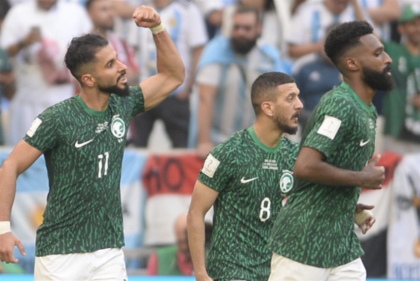 الفوز السعودي يُعيد الأذهان إلى «ملحمة» خيخون بين الجزائر وألمانيا